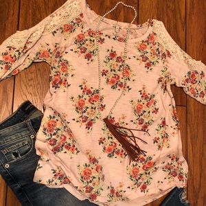Floral 3/4 sleeve top